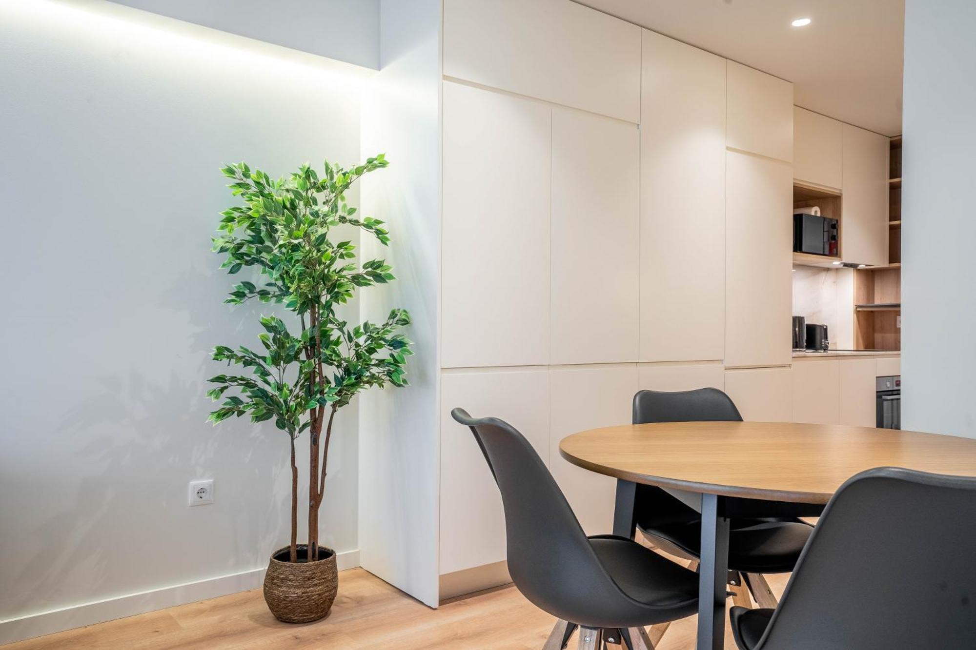 Trindade Bliss: 1Br W/ Free Parking By Lovelystay Porto Luaran gambar