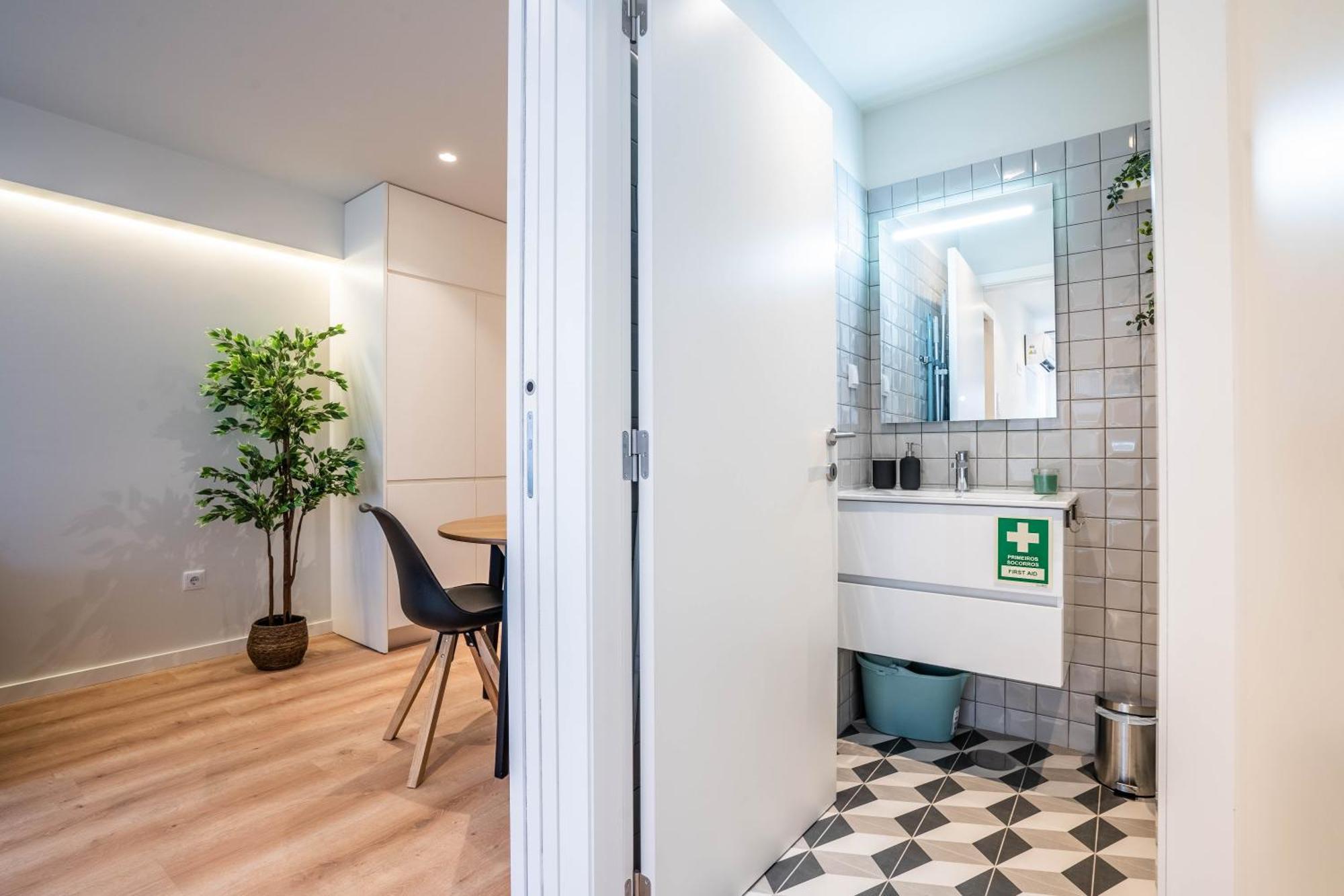Trindade Bliss: 1Br W/ Free Parking By Lovelystay Porto Luaran gambar