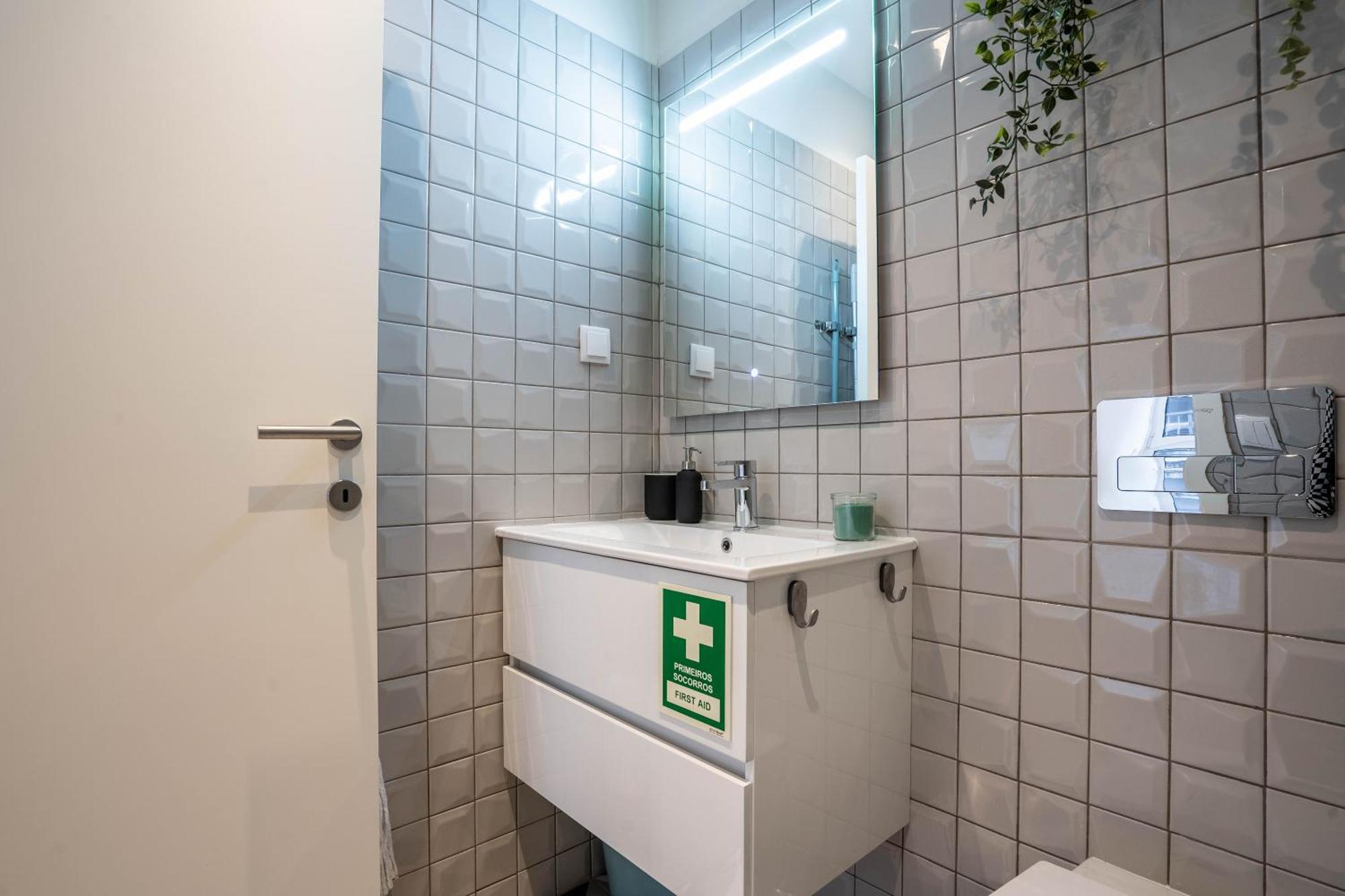 Trindade Bliss: 1Br W/ Free Parking By Lovelystay Porto Luaran gambar