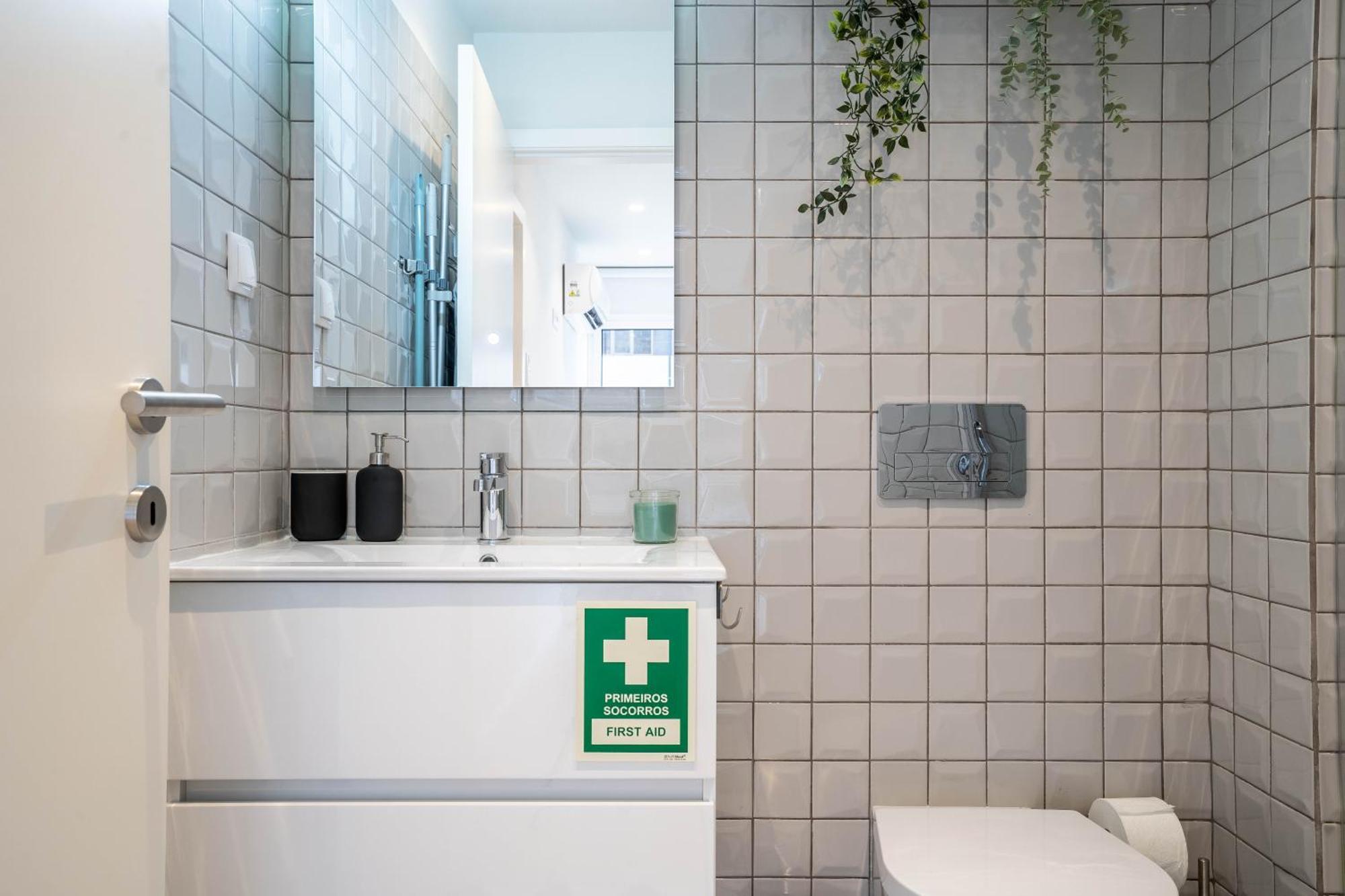 Trindade Bliss: 1Br W/ Free Parking By Lovelystay Porto Luaran gambar